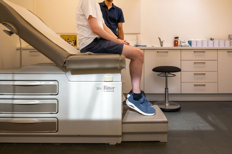 Kind op onderzoekstafel bij huisarts of dokter