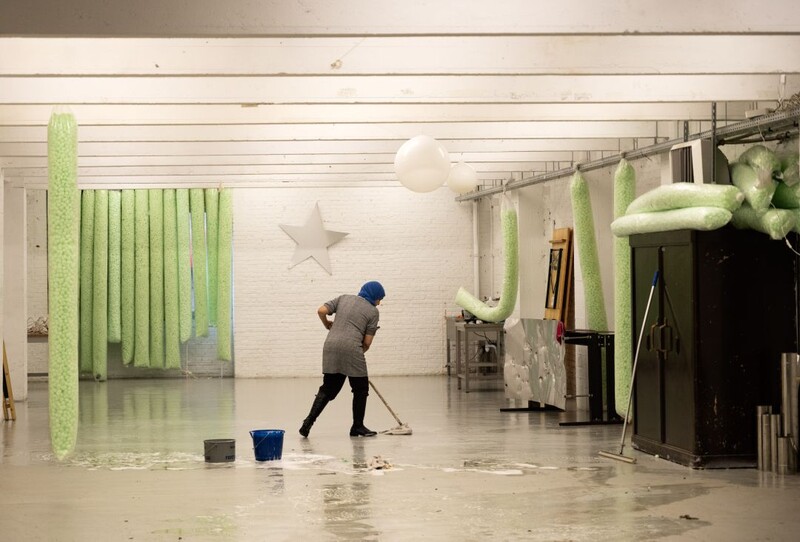 Vrouw maakt vloer schoon met water