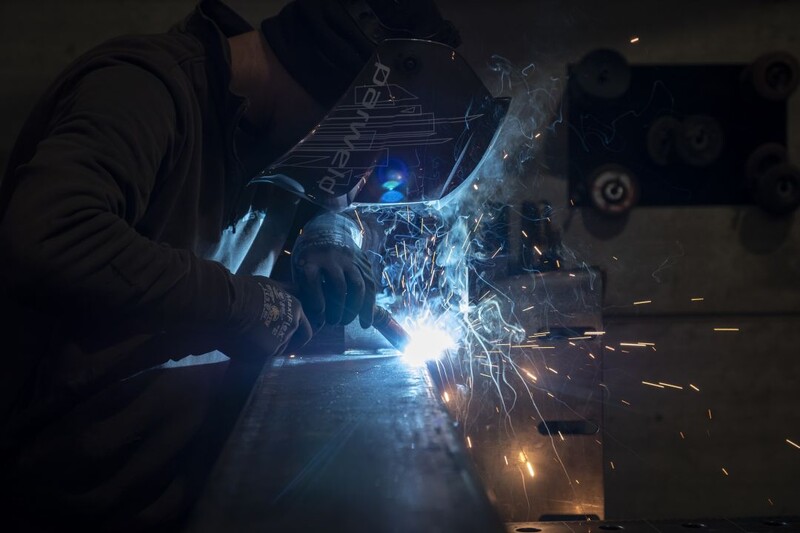 Een metaalbewerker is aan het lassen.