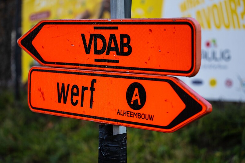 twee tegenovergestelde wegwijzers met "VDAB" en "werf"