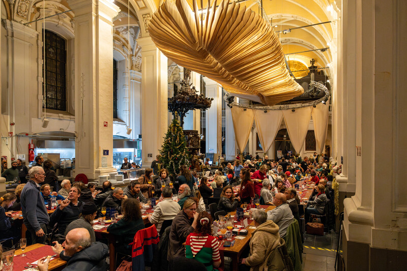 Een grote groep mensen aan De Langste Kersttafel