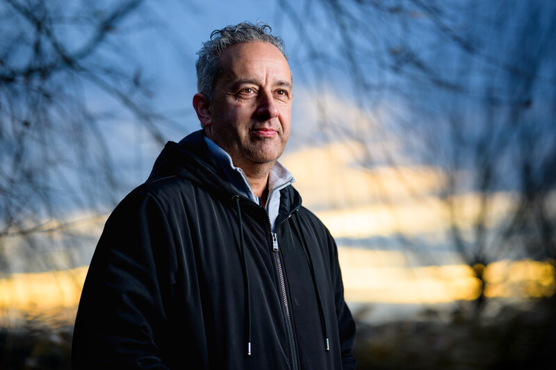 Spoedarts Alain Mahjoub staat aan de rand van een bos bij zonsondergang