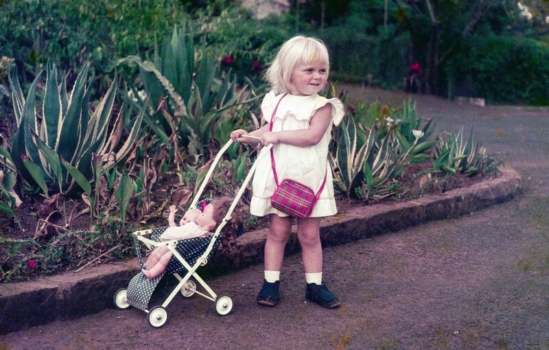 Kind met buggy en poppen