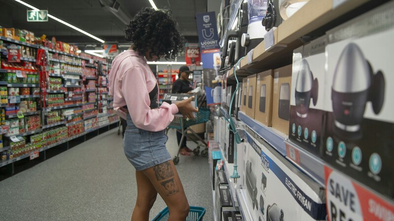 Vrouw bekijkt product in winkel