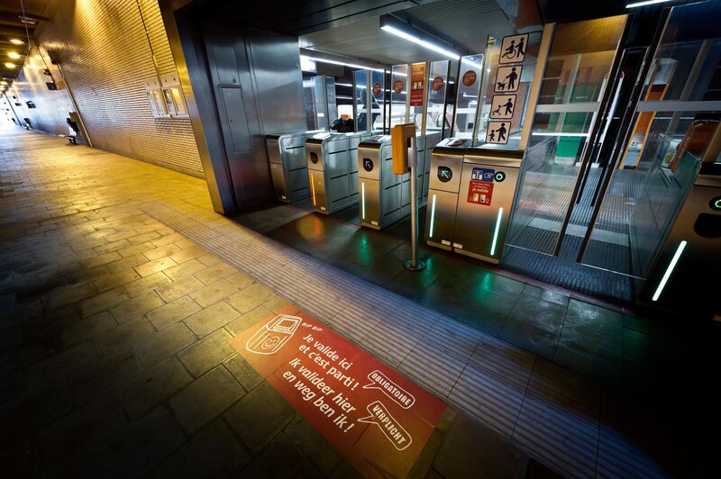 Toegangspoortjes metrohalte Simonis Brussel