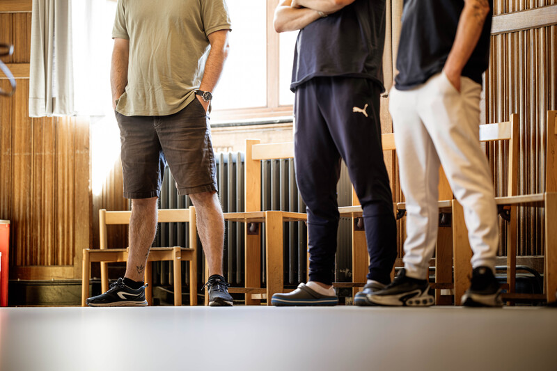 Gedetineerden volgen trainingssessies rond veerkracht, ontspanning en zelfregulatie // © Louis Lermytte