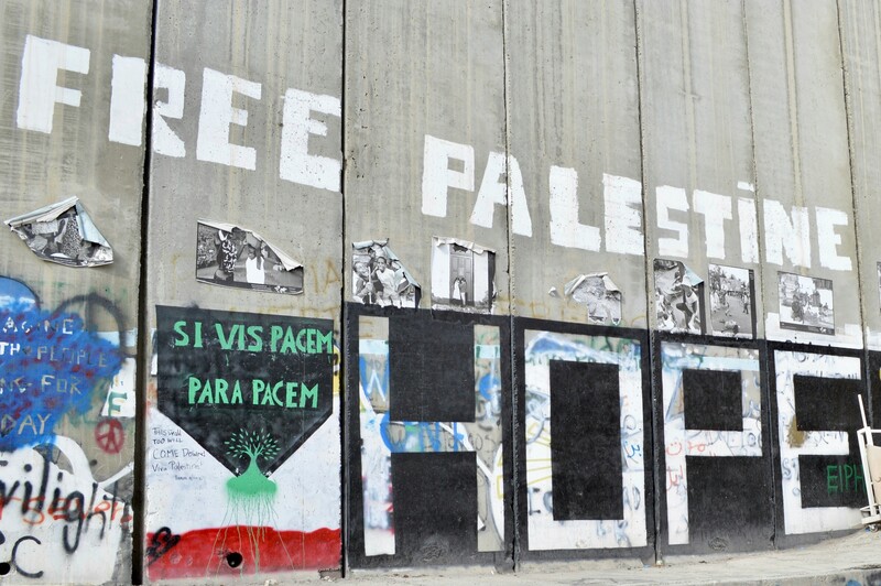 Free Palestine graffiti op muur