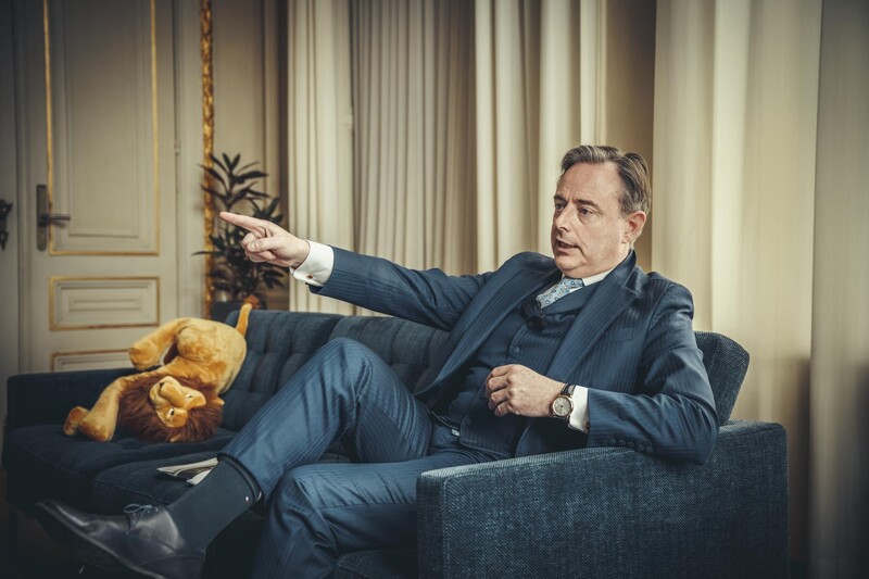 Bart De Wever in de zetel van zijn kabinet wijzend