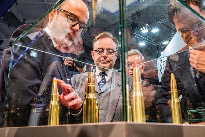 Bart De Wever, Mark Rutte en Julien Compère kijken naar kogels op wapenbeurs in Brussel 