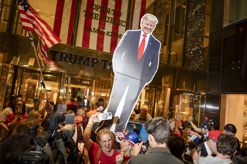 Kartonfiguur Donald Trum voor Trump Tower in New York City Verenigde Staten
