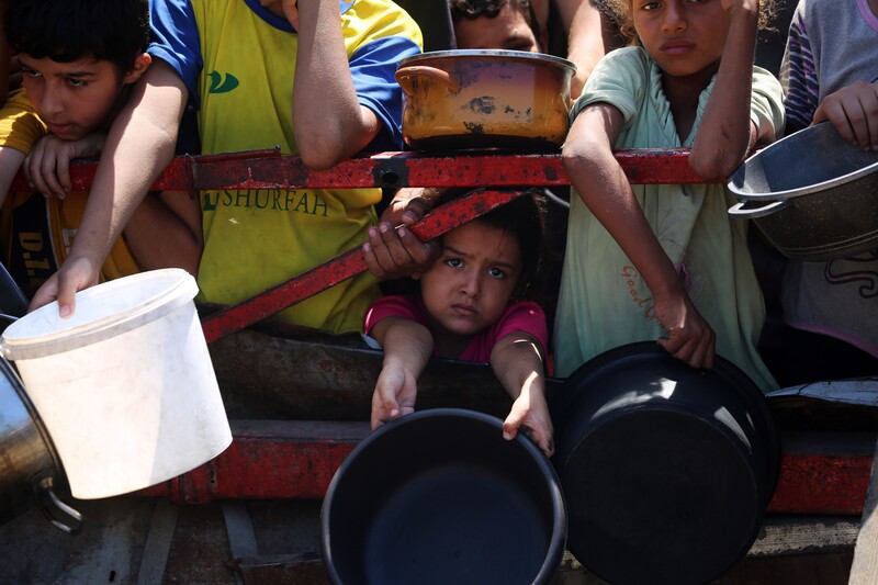 Kinderen in Gaza aan het wachten bij de voedselbedeling