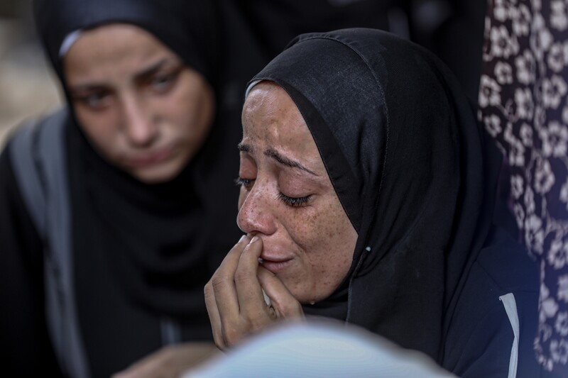 Vrouw met hoofddoek in Gaza aan het wenen