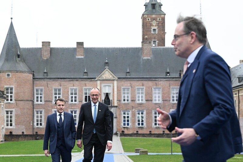 Premier Bart De Wever op de Europese top in Alden Biesen, met Duits bondskanselier Friedrich Merz en Emmanuel Macron op de achtergrond