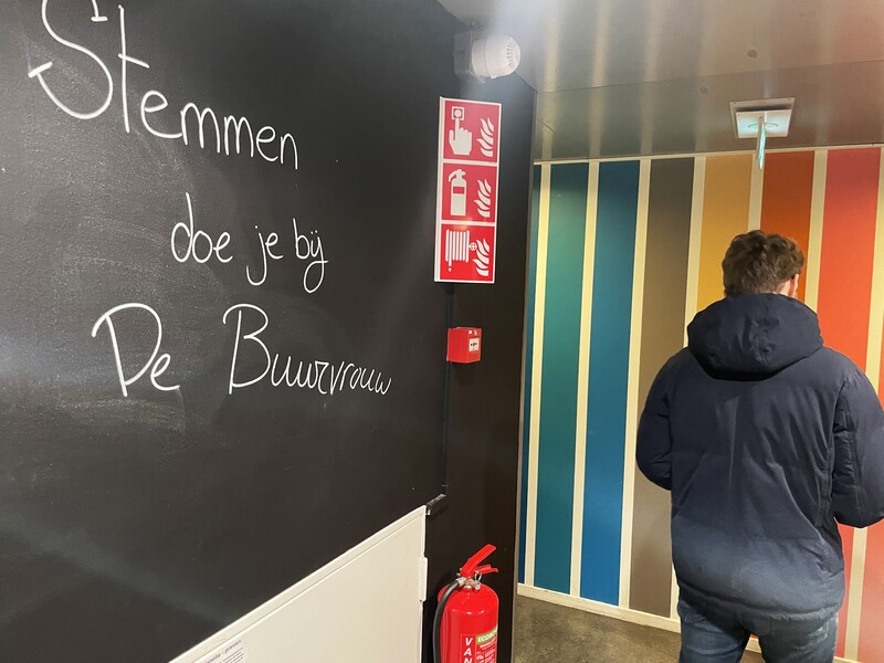 stembureau Nederland Rotterdam man gaat stemmen