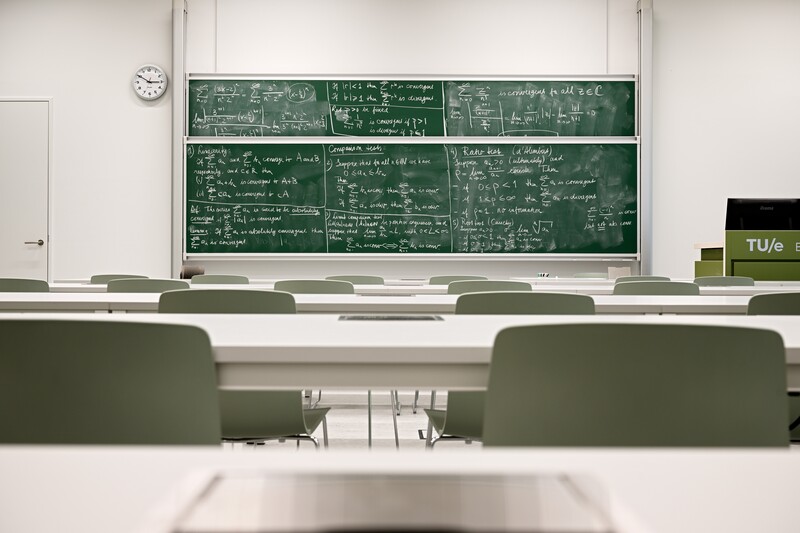 Leeg klasklokaal