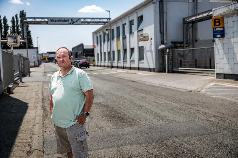 Getuige Benny Goossens bij de poort van AkzoNobel, het bedrijf dat gaat sluiten