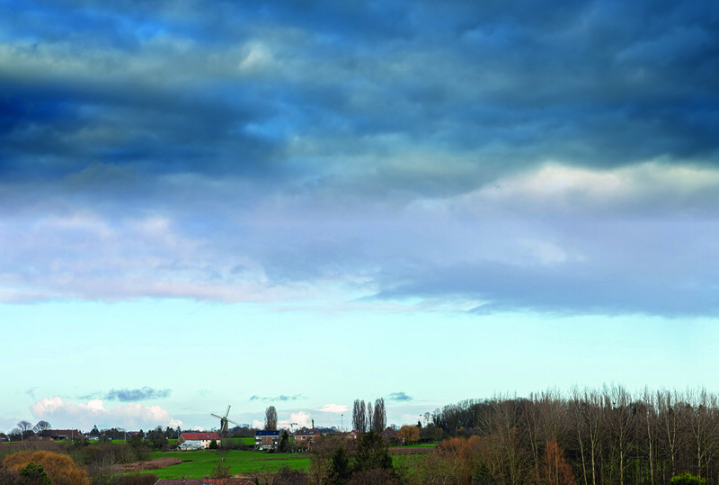Plattelandsdorp met dreigende wolken