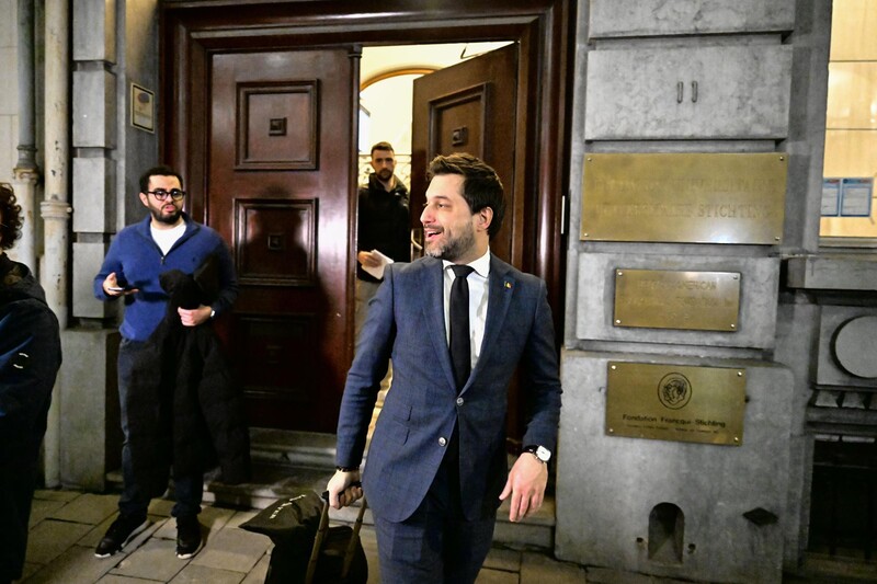 Georges-Louis Bouchez vertrekt met reiskoffer uit de Universitaire Stichting na het bereiken van een Brussels regeerakkoord.