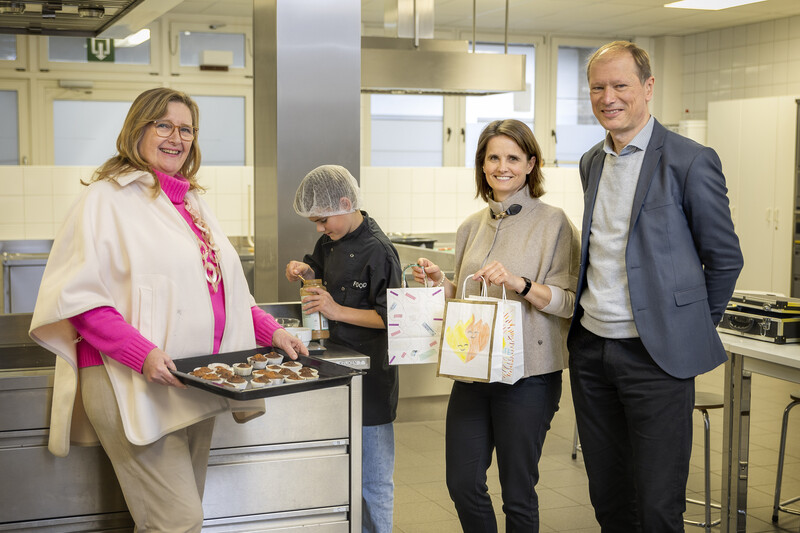 Leerlingen van het VIBSO bakken zevenhonderd cupcakes en delen ze uit aan mensen die eenzaam zijn 