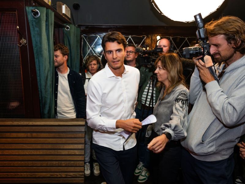 Vooruit-voorzitter Conner Rousseau geeft uitleg bij zijn racistische uitspraken in café 't Hemelrijk in Sint-Niklaas 