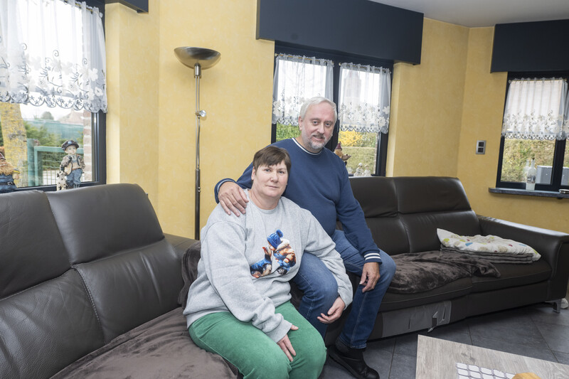 Monette en Diederik op een zetel in de woonkamer