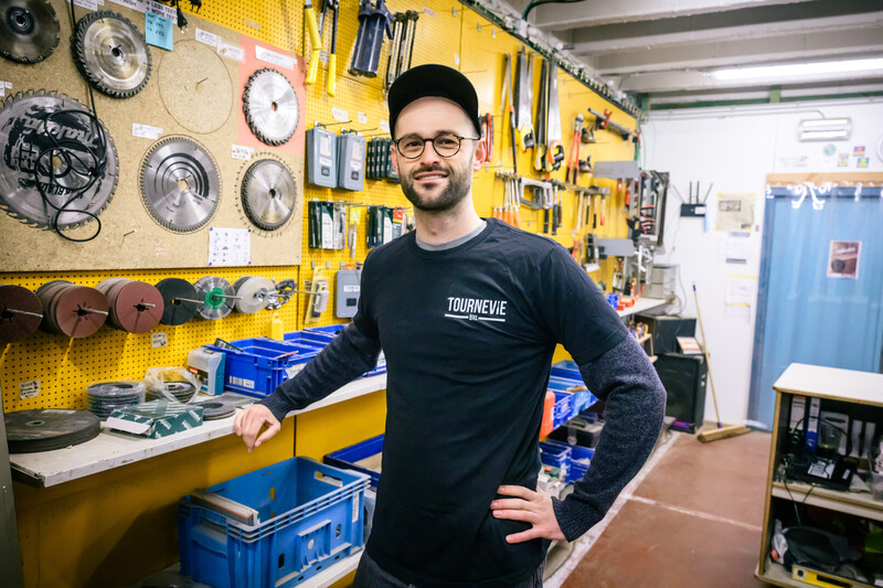 Olivier Beys poseert trots voor het gereedschap in het atelier van tournevie. 