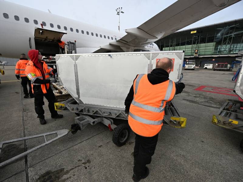 Medewerkers luchthaven Zaventem in werkkleding beladen vliegtuig