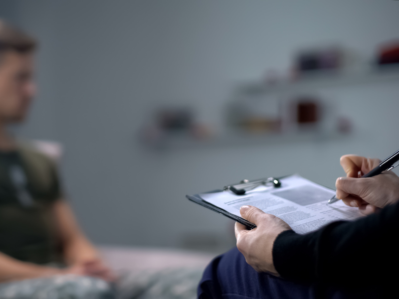 man op consultantie bij psycholoog