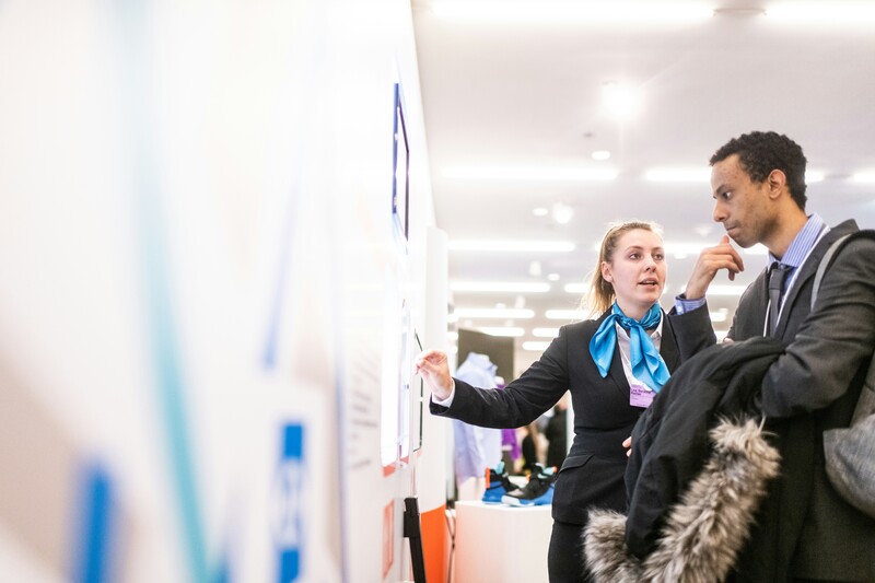 Personen op een jobbeurs