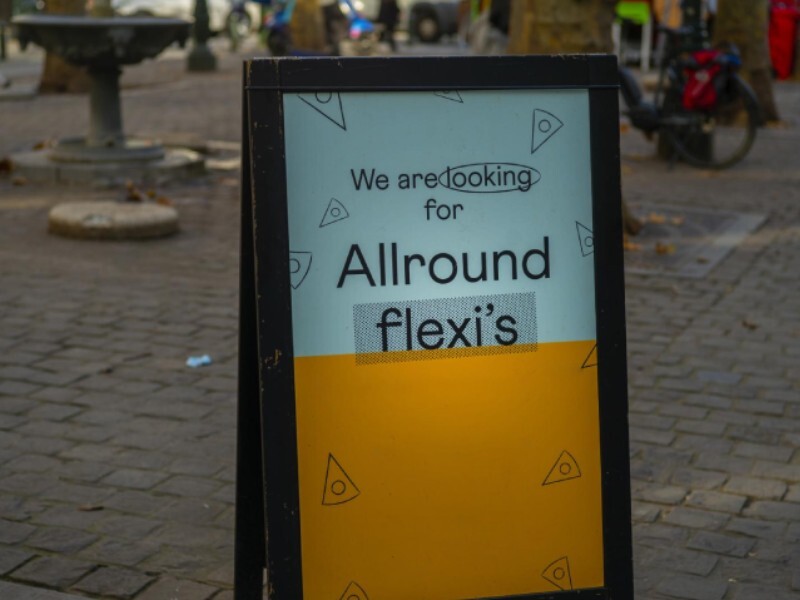bord met vacature voor flexi-job op markt