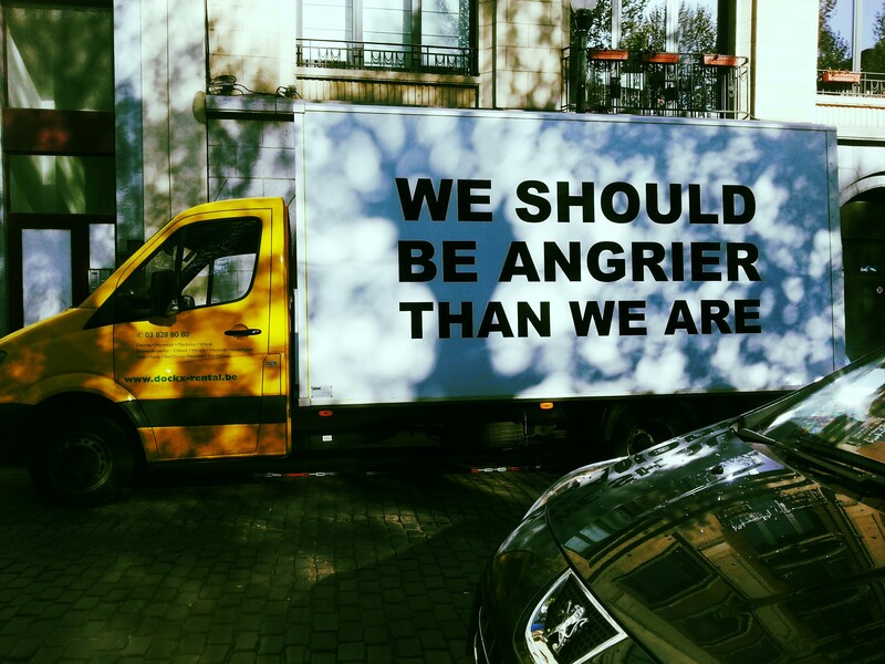 Vrachtwagen Brussel met opschrift We should be angrier than we are