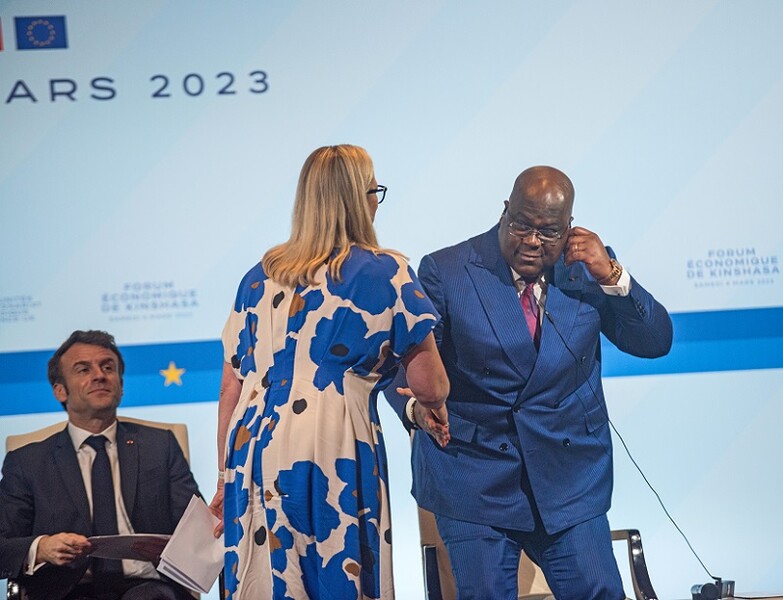 President van DR Congor Félix Tshisekedi schudt de hand van Fins EU-Commissaris Jutta Urpilainen op het Economisch Forum in Kinshasa, met Emmanuel Macron op de achtergrond.