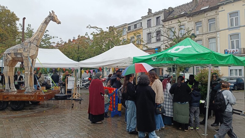 De levensgrote giraf van het traject GIRAFF van beweging.net vat voor het eerst post in Brussel, meer bepaald in de de Anderlechtse wijk Kuregem.