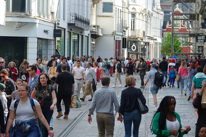 Mensen lopen door een drukke winkelstraat