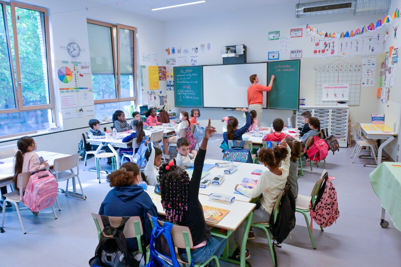 lerares in klas voor kinderen basisonderwijs