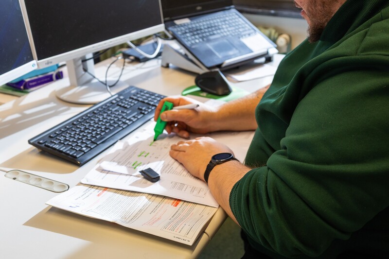 Fiscaal expert bij ACV-Limburg Wesley Bammens helpt bij het invullen van de belastingbrief.