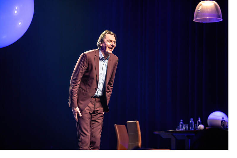 Bert Gabriels buigend op podium