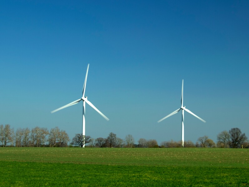 Windmolens op een veld
