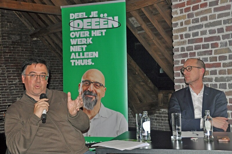Koen Meesters van ACV en minister Vincent Van Peteghem zitten aan een tafel voor een gesprek over belastinghervormingen.
