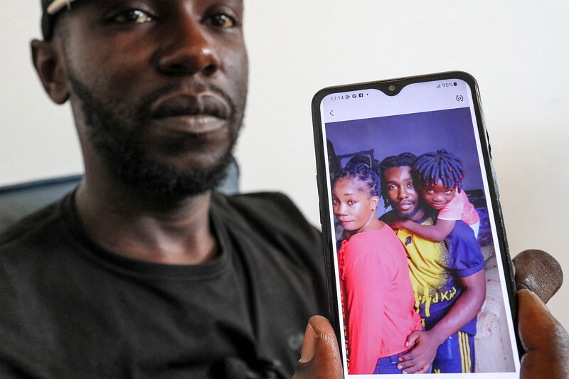 Mbenge Crepin, uit Kameroen, toont zijn Ivoriaanse vrouw Matyla Dosso en hun zesjarige dochter Marie.