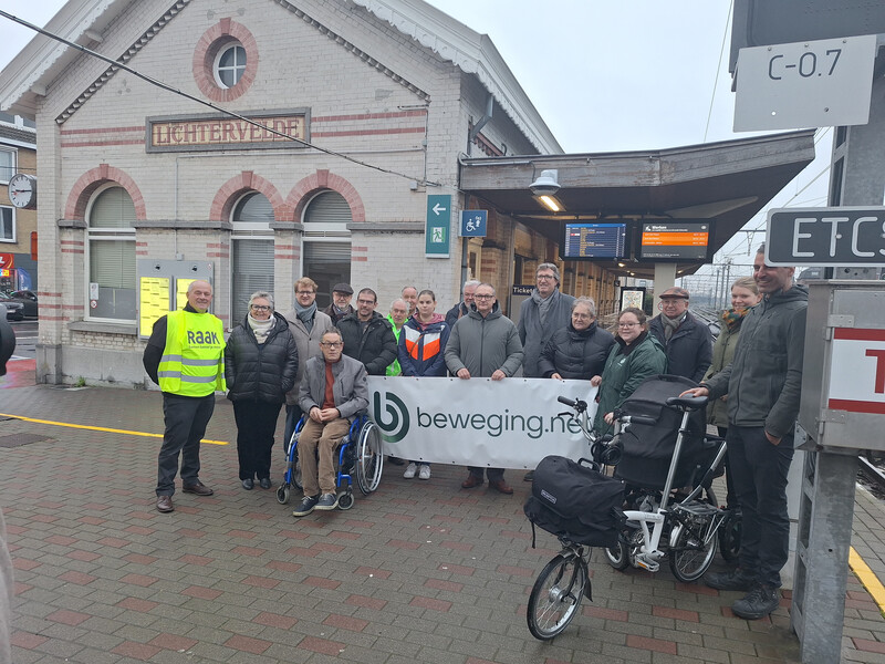 Vrijwilligers van beweging.net Lichtervelde en de Gezinsbond voeren actie aan het treinstation
