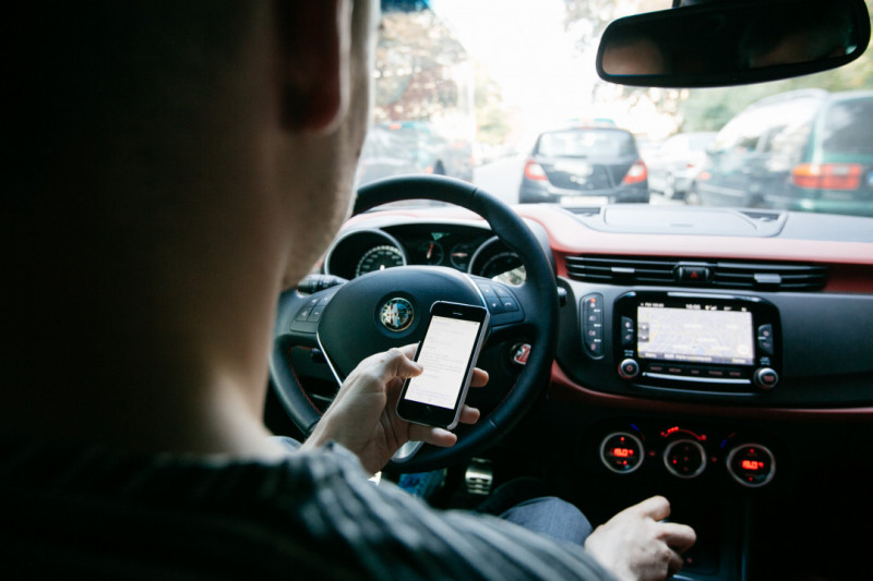 Bestuurder gebruikt gsm achter het stuur