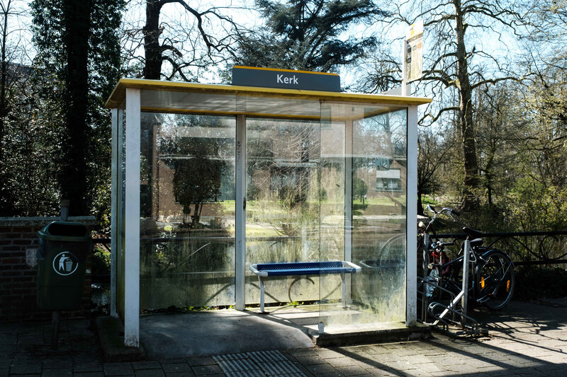 Een leeg bushokje 