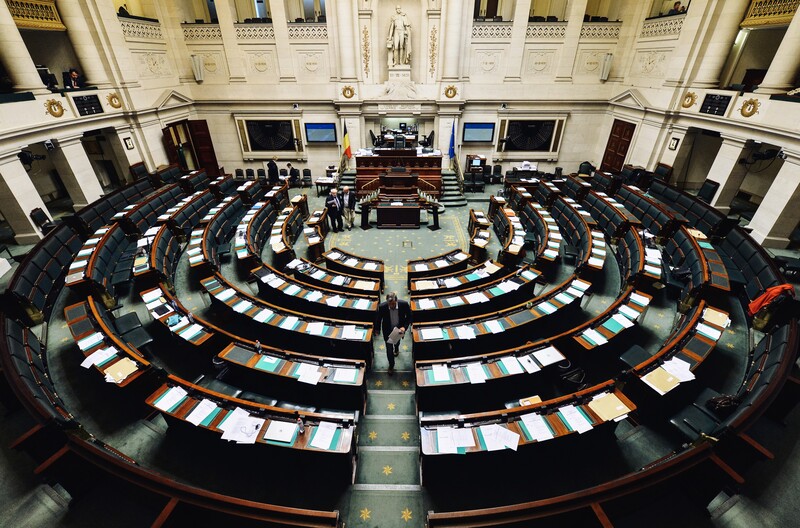 het halfrond van de kamer van volksvertegenwoordigers. tellen onze kabinetten te veel medewerkers? opiniestuk van peter wouters