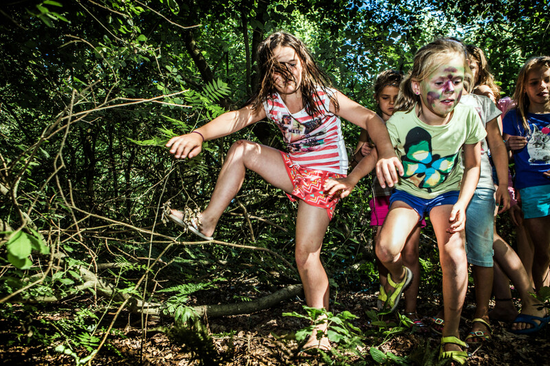 Kinderen spelen in een bos op vakantiekamp
