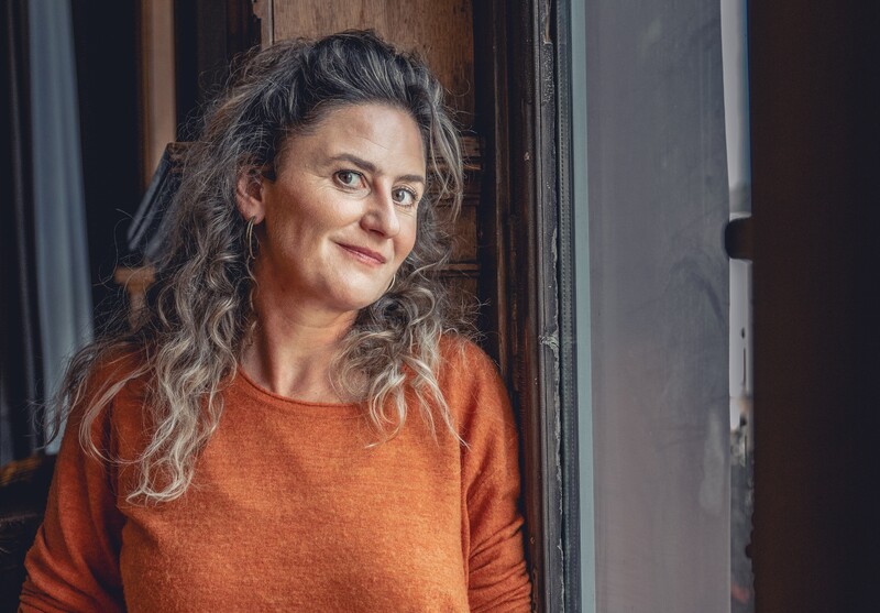 Janne Desmet oranje trui, kijkt in camera