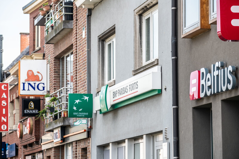 Drie filialen van grootbanken in dezelfde straat, Belfius, BNP Paribas Fortis en ING