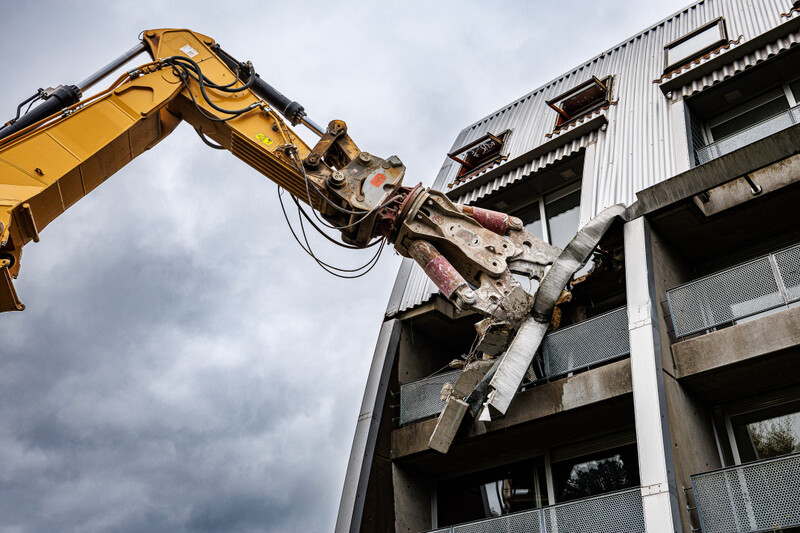 Kraan breekt appartementsgebouw af