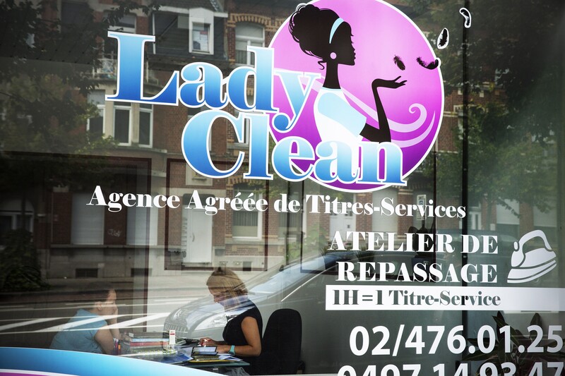 Vitrine van een winkel die klusjes aanbiedt die met dienstencheques kunnen betaald worden. Agence de travail titres services a Laeken.