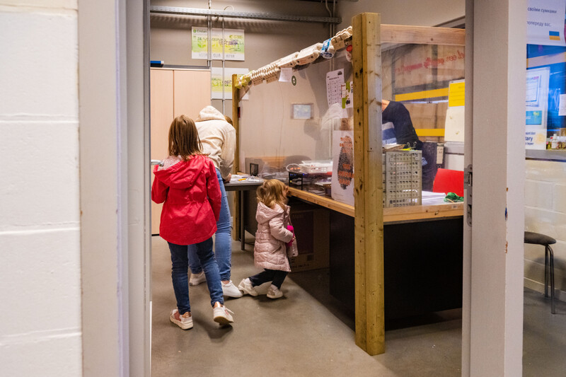 Jonge mama met twee kindjes op bezoek bij de voedselbank